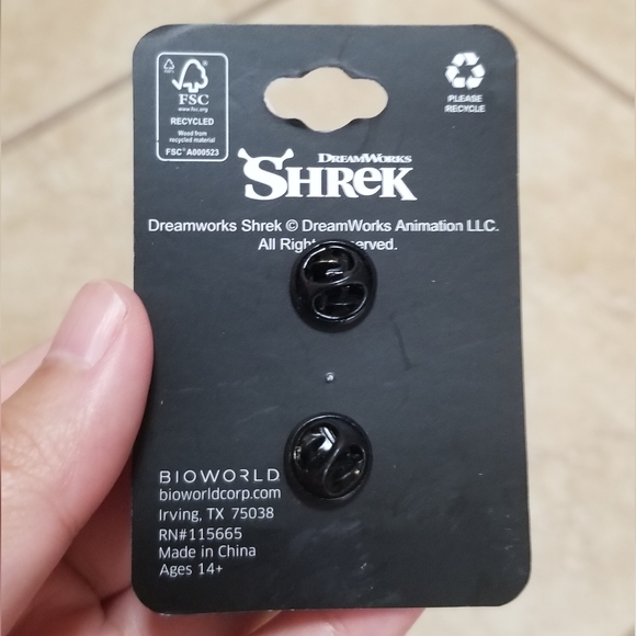 Bioworld DreamWorks Shrek NOT IN MY SWAMP Enamel Pin - Picture 2 of 2